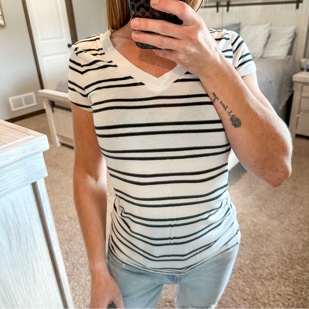 Heart & Hips Striped Short Sleeve V-Neck Basic Tee Size Large